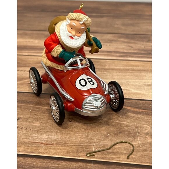 2008 HALLMARK KEEPSAKE ORNAMENT QXC8014 SANTA TAKES A SPIN RACE PEDAL CAR - Picture 1 of 10